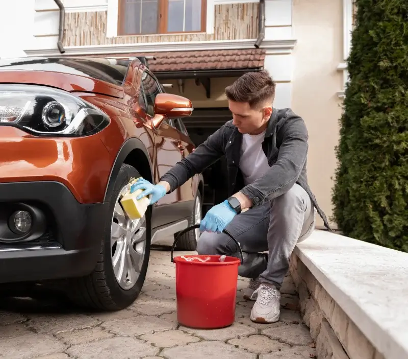 Lavage auto à domicile Oradour-sur-Glane : professionnel intervenant sur un véhicule